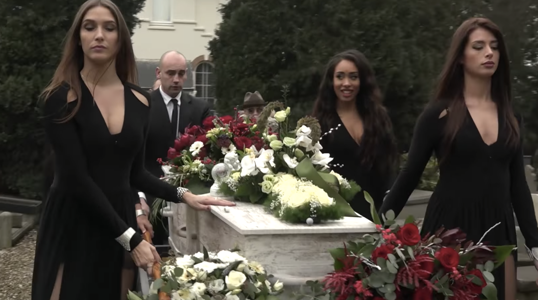 Nieuws & Co Champagne, schaars geklede modellen en vuurwerk bij de begrafenis van Martin Kok